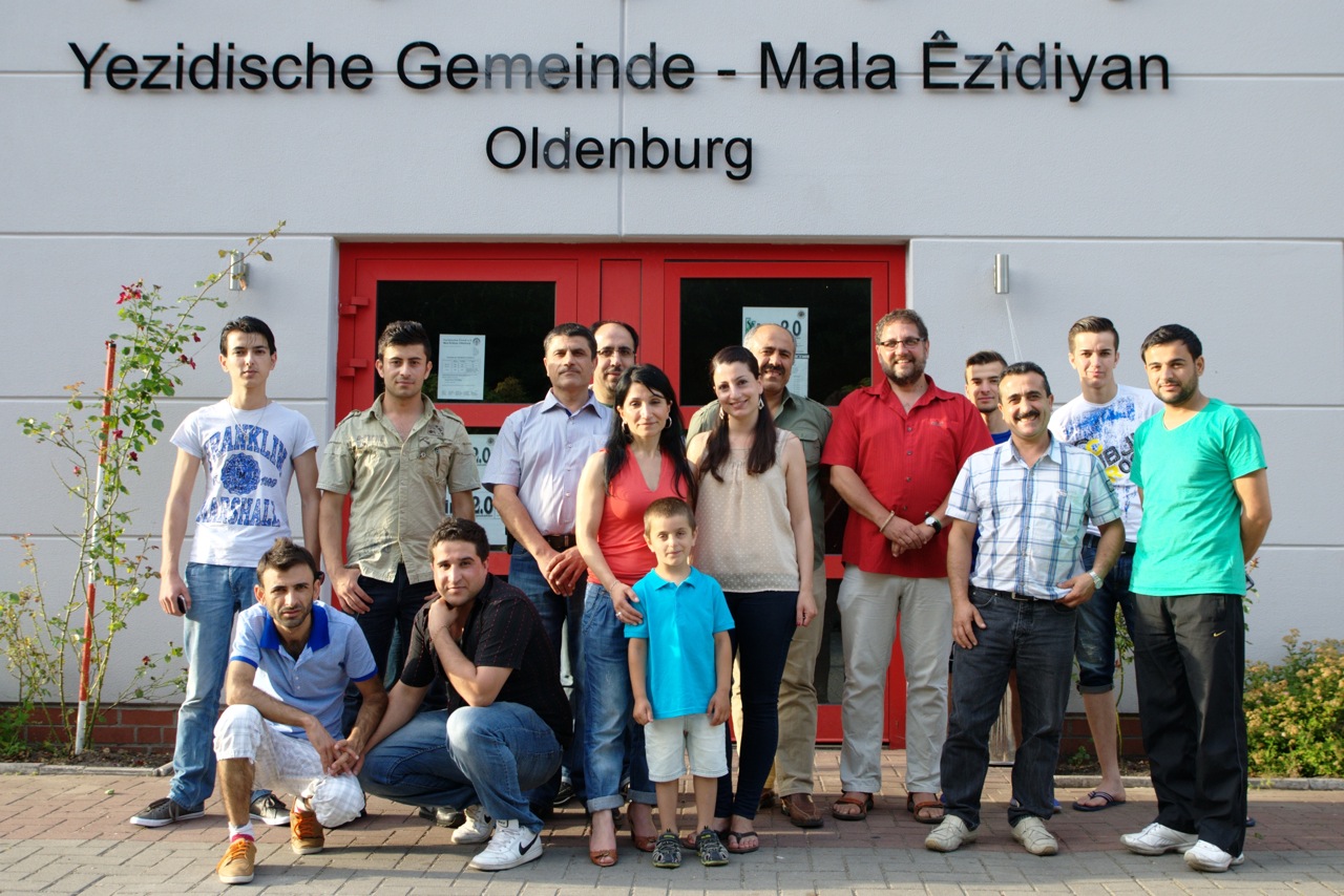 Peter Meiwald (rotes Hemd) inmitten Yezidischer Gemeindemitglieder