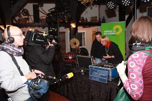 DJ Timo erläutert DJ Claudia, seine Technik, die sie gleich nutzen wird