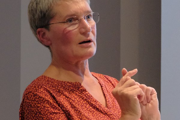 Evelyn Brudler im Portrait während eines Vortrags