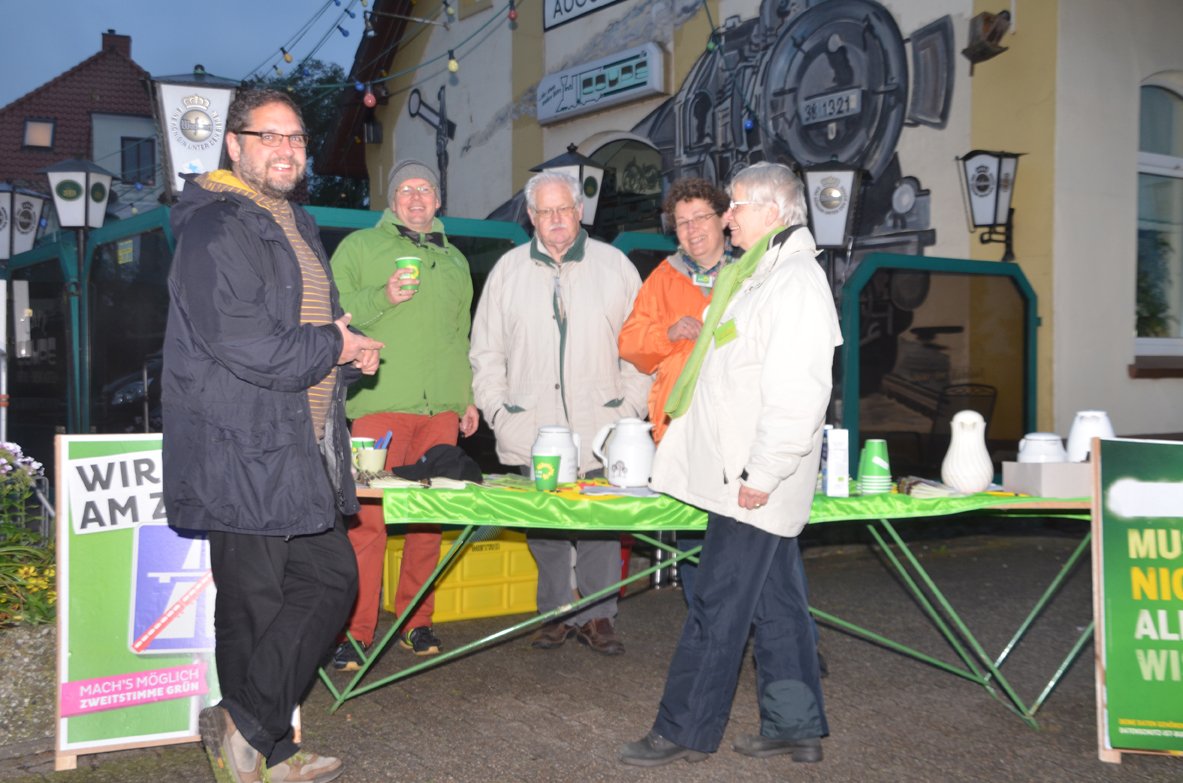 V.l.n.r.: Peter Meiwald, Bundestagskandidat für den Wahlkreis 27 Ammerland/Oldenburg, Stefan Töpfel, Gerd Warstat, Christel Ahlers und Renate Brand