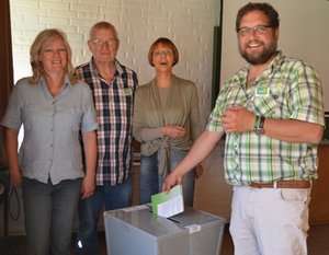 Peter Meiwald, Direktkandidat der GRÜNEN im Ammerland und Oldenburg bei der Stimmabgabe (v.l.n.r Esther Welter, Karl-Fritz Gertjejanssen, Karin Rohé, Peter Meiwald)