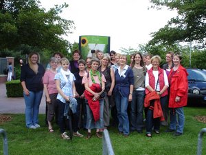 Susanne Miks (4.v.r) und Sonja Wagner (3.v.r) und 21 weitere Frauen im Park der Gärten