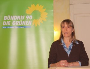 Susanne Miks stellt sich und ihr Programm der Wahlversammlung vor.