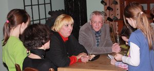 Claudia Roth gibt einer Schülerzeitung ein ausführliches Interview, dabei Friedrich Haubold, Kreistagsfraktionvorsitzender